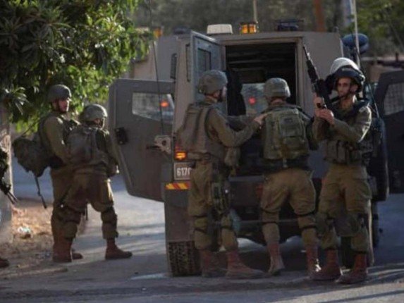 الاحتلال الإسرائيلي يشن حملة اعتقالات واسعة طالت 50 فلسطينيا من الضفة الغربية الاحتلال الإسرائيلي يشن حملة اعتقالات واسعة طالت 50 فلسطينيا من الضفة الغربية