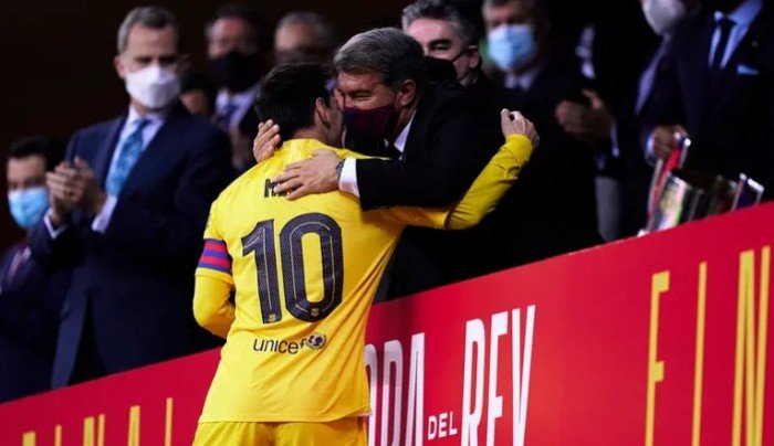 رئيس برشلونة يغلق الباب أمام ميسي: خيار العودة "غير واقعي"