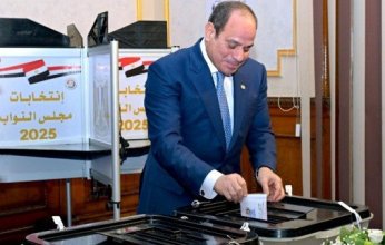مصر.. المتحدث الرئاسي ينشر صور الرئيس السيسي يدلي بصوته في انتخابات مجلس النواب 2025