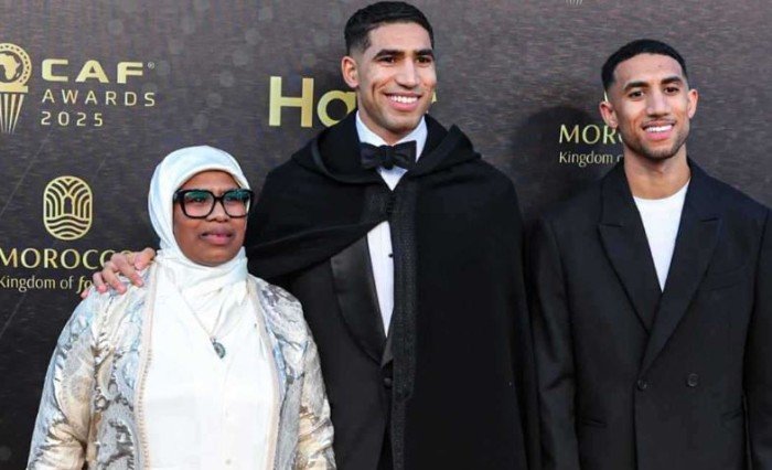 شاهد بالفيديو.. أشرف حكيمي يصل حفل جائزة الأفضل في إفريقيا 2025 بطريقة غير متوقعة شاهد بالفيديو.. أشرف حكيمي يصل حفل جائزة الأفضل في إفريقيا 2025 بطريقة غير متوقعة