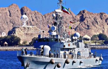 زورق البحرية الكويتية "استقلال" يشارك في "استعراض الأسطول" في سلطنة عمان
