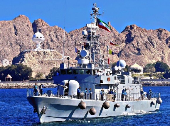 زورق البحرية الكويتية "استقلال" يشارك في "استعراض الأسطول" في سلطنة عمان