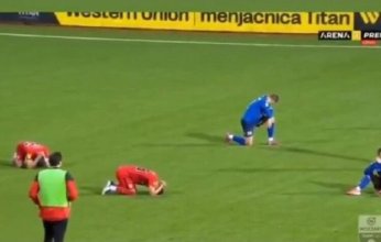 واقعة مأساوية.. انهيار اللاعبين بعد إعلان وفاة مدربهم أثناء المباراة