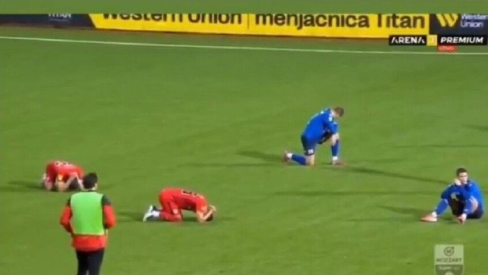 واقعة مأساوية.. انهيار اللاعبين بعد إعلان وفاة مدربهم أثناء المباراة