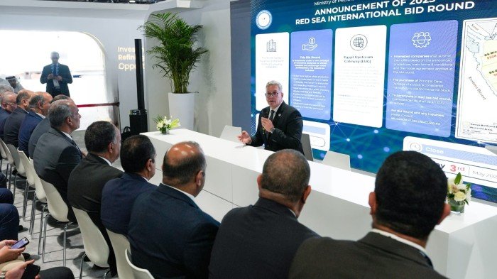مصر تطرح مزايدة عالمية جديدة للتنقيب عن النفط والغاز في 4 مناطق بالبحر الأحمر مصر تطرح مزايدة عالمية جديدة للتنقيب عن النفط والغاز في 4 مناطق بالبحر الأحمر