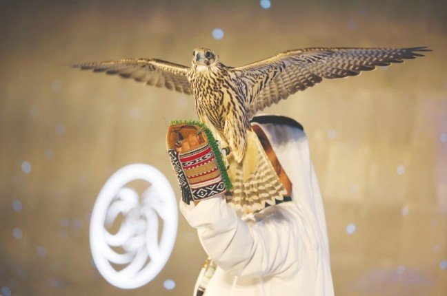 استضافة الكويت النسخة الأولى من كأس الإمارات العالمية لسباقات الصقور.. الأخوة والصدق والوفاء في أسمى معانيها استضافة الكويت النسخة الأولى من كأس الإمارات العالمية لسباقات الصقور.. الأخوة والصدق والوفاء في أسمى معانيها