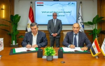 رئيس "اقتصادية قناة السويس" يشهد توقيع عقد إنشاء مصنع متكامل للأواني الزجاجية داخل "سخنة 360"