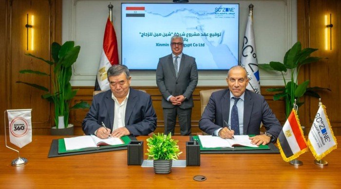 رئيس "اقتصادية قناة السويس" يشهد توقيع عقد إنشاء مصنع متكامل للأواني الزجاجية داخل "سخنة 360"