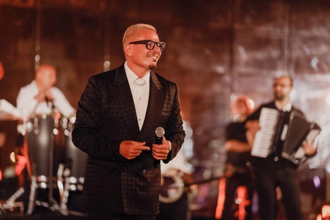 النجم عمرو دياب يتألق في أبوظبي مع أروع أغانيه النجم عمرو دياب يتألق في أبوظبي مع أروع أغانيه