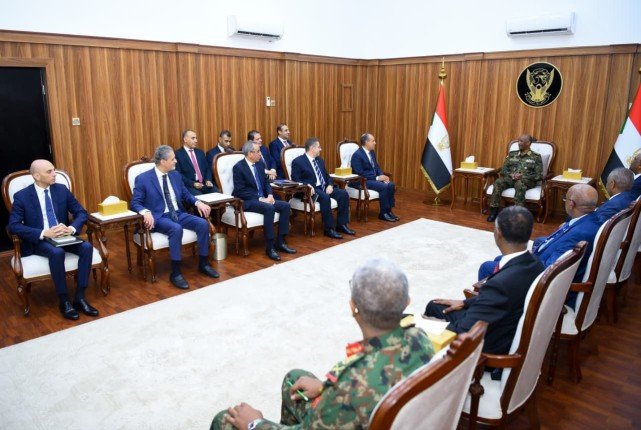 مصر.. وزير الخارجية يلتقي رئيس مجلس السيادة السوداني في بورسودان