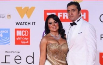 رانيا يوسف وزوجها يلفتان الأنظار على السجادة الحمراء في ختام مهرجان القاهرة السينمائي