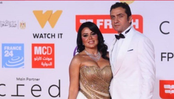 رانيا يوسف وزوجها يلفتان الأنظار على السجادة الحمراء في ختام مهرجان القاهرة السينمائي