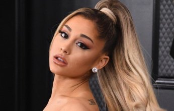 هجوم مفاجئ على أريانا غراندي أثناء ظهورها على السجادة الحمراء (فيديو)