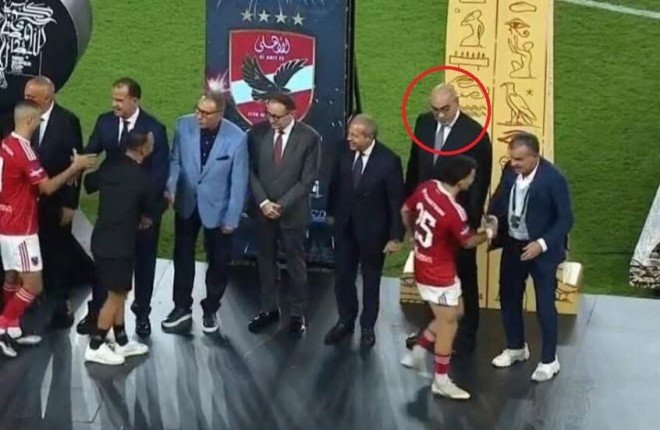 بالفيديو.. زيزو يرفض مصافحة نائب رئيس الزمالك في مراسم السوبر المصري بالفيديو.. زيزو يرفض مصافحة نائب رئيس الزمالك في مراسم السوبر المصري