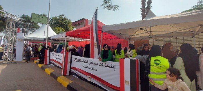 بالصور.. زحام أمام لجنة جمال عبد الناصر بالمهندسين.. الشباب والسيدات في مقدمة الصفوف الانتخابية