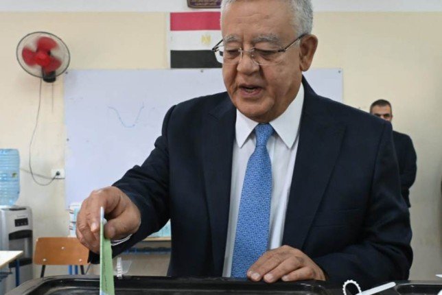 بالصور.. المستشار حنفي جبالي يدلي بصوته في انتخابات مجلس النواب ويؤكد المشاركة واجب وطني وحق دستوري أصيل