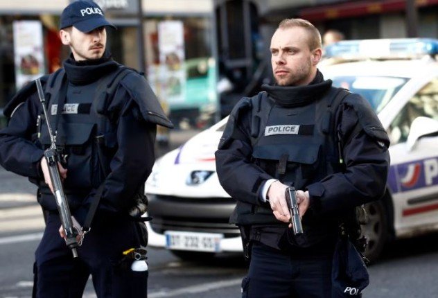 فرنسا.. إطلاق نار على رجل مسلح بسكين في محطة قطارات "مونبارناس"