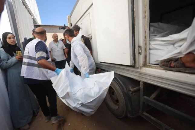 السلطات الصحية بغزة تتسلم 15 جثمانا لشهداء أفرجت عنهم سلطات الاحتلال الإسرائيلي السلطات الصحية بغزة تتسلم 15 جثمانا لشهداء أفرجت عنهم سلطات الاحتلال الإسرائيلي