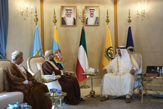 وزير الدفاع الكويتي يبحث مع السفير العماني موضوعات مشتركة