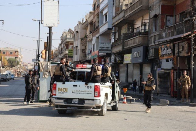 ماذا يحدث في سوريا؟.. حظر تجوال مؤقت في حمص بعد جريمة قتل تحمل أبعادًا طائفية (صور)