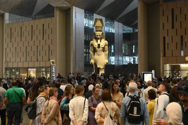 بالصور.. آلاف الزوار يتوافدون على المتحف المصري الكبير بالصور.. آلاف الزوار يتوافدون على المتحف المصري الكبير