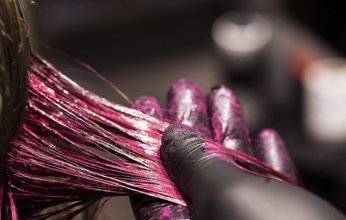 تحذيرات طبية: صبغات الشعر الدائمة قد تحمل مخاطر صحية غير متوقعة