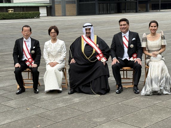 إمبراطور اليابان يقلد سمو الشيخ ناصر المحمد "الوشاح الأكبر لوسام الشمس المشرقة"