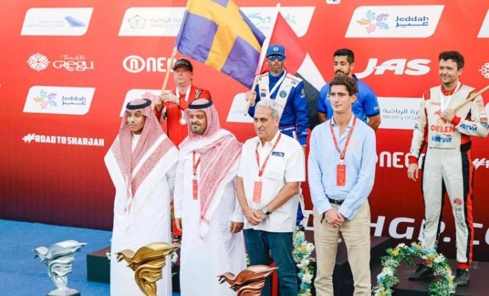 سعود بن مشعل يتوج أبطال «جائزة جدة الكبرى» للزوارق السريعة