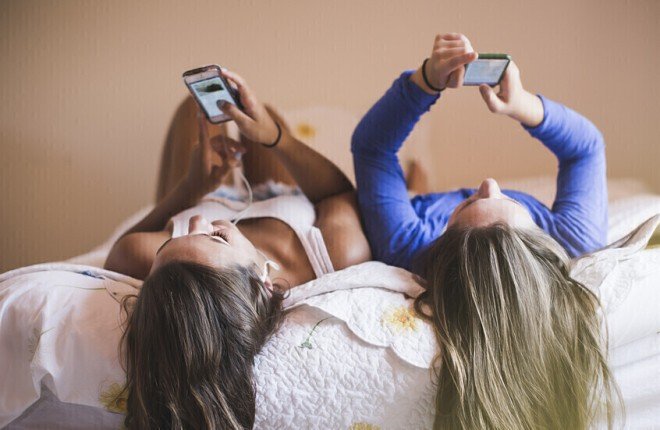 دراسة حديثة: الإفراط في مشاهدة "تيك توك" و"إنستغرام" يضعف القدرات العقلية ويقود إلى ما يُعرف بـ"تعفن الدماغ"