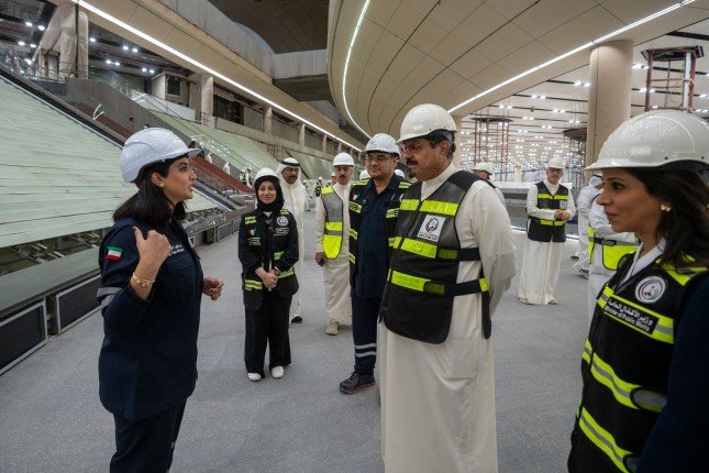رئيس مجلس الوزراء الكويتي يقوم بجولة تفقدية على مشروع مطار الكويت الدولي الجديد (T2)