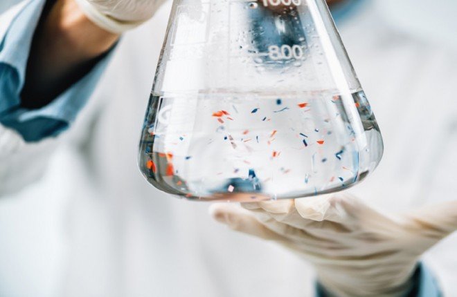 دراسة: التعرض اليومي للجسيمات البلاستيكية الدقيقة قد يسرّع تطور تصلب الشرايين