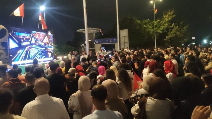 شاهد.. المصريون يحتشدون بالميادين الرئيسية لمتابعة الاحتفال الاسطوري بافتتاح المتحف الكبير شاهد.. المصريون يحتشدون بالميادين الرئيسية لمتابعة الاحتفال الاسطوري بافتتاح المتحف الكبير