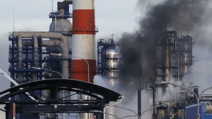 أوكرانيا تستهدف مصفاة نفط روسية في منطقة قرب العاصمة موسكو أوكرانيا تستهدف مصفاة نفط روسية في منطقة قرب العاصمة موسكو