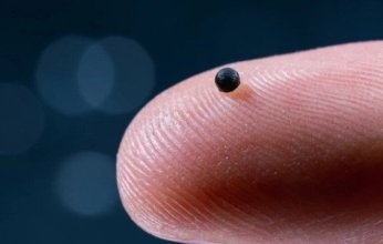 روبوتات بحجم "حبة رمل" تسبح داخل الأوعية الدموية وتوصل الدواء بدقة مذهلة