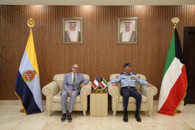 رئيس الأركان العامة للجيش الكويتي يبحث مع السفير الفرنسي موضوعات مشتركة رئيس الأركان العامة للجيش الكويتي يبحث مع السفير الفرنسي موضوعات مشتركة