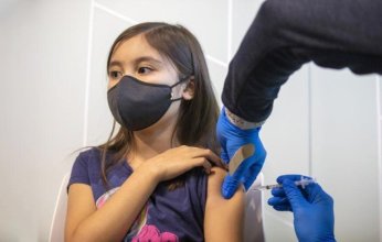 مذكرة أمريكية تكشف ارتباط وفيات أطفال بلقاحات كوفيد.. وواشنطن تعيد رسم سياسة التطعيم