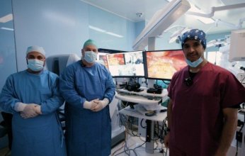الصحة الكويتية تنجح في إجراء جراحتين روبوتيتين عن بعد في آن واحد