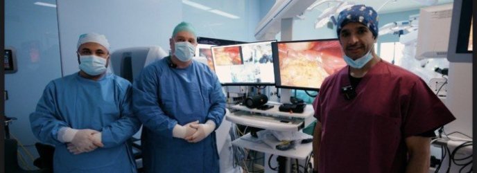 الصحة الكويتية تنجح في إجراء جراحتين روبوتيتين عن بعد في آن واحد