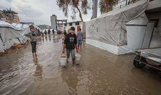 الأمطار الغزيرة تفاقم معاناة النازحين في قطاع غزة الأمطار الغزيرة تفاقم معاناة النازحين في قطاع غزة