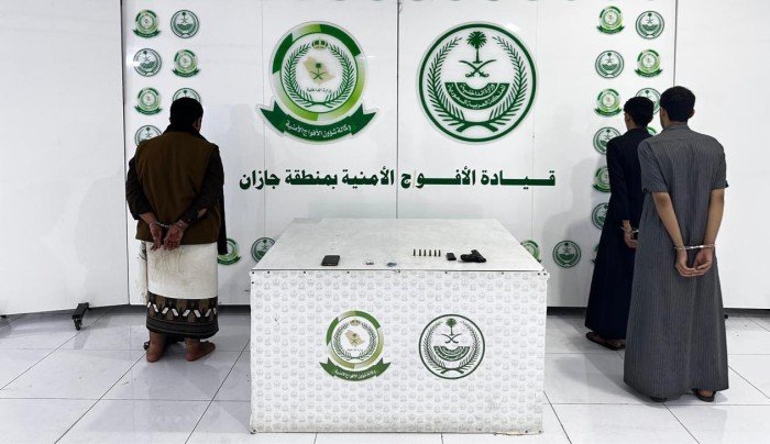 ضبط 3 أشخاص لترويجهم أقراصًا خاضعة لتنظيم التداول الطبي بجازان ضبط 3 أشخاص لترويجهم أقراصًا خاضعة لتنظيم التداول الطبي بجازان