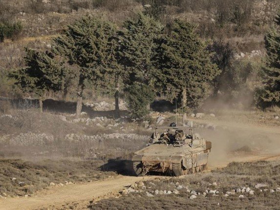 الاحتلال الإسرائيلي يتوغل بخمس آليات عسكرية في قرية بريف القنيطرة جنوبي سوريا