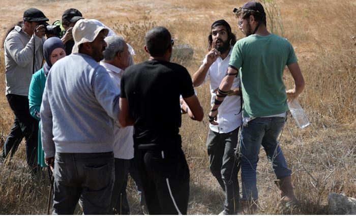 إصابة 10 فلسطينيين في هجوم لمستوطنين شرق "بيت لحم" إصابة 10 فلسطينيين في هجوم لمستوطنين شرق "بيت لحم"