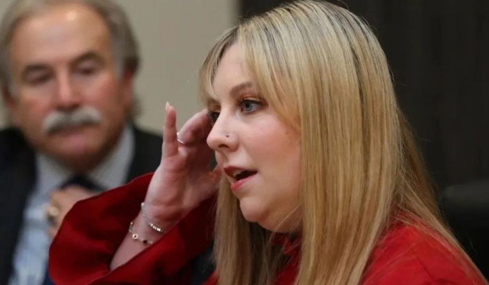 محكمة أمريكية تمنح تعويض 10 ملايين دولار لمعلمة بعد "حادث" مع طالب محكمة أمريكية تمنح تعويض 10 ملايين دولار لمعلمة بعد "حادث" مع طالب