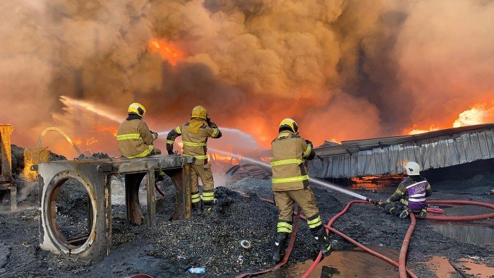 الكويت.. السيطرة على حريق اندلع في مصنع بمنطقة أمغرة دون إصابات الكويت.. السيطرة على حريق اندلع في مصنع بمنطقة أمغرة دون إصابات