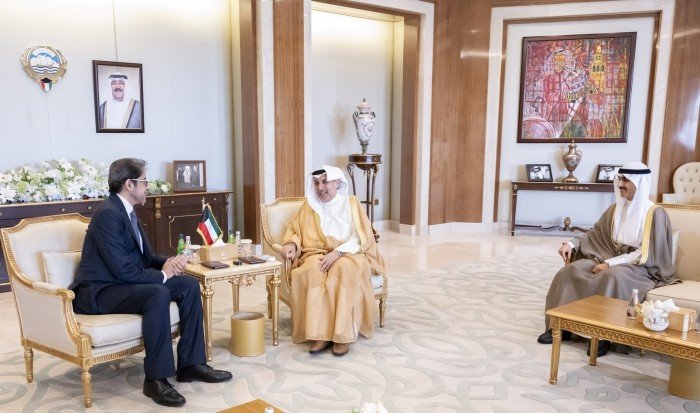 وزير شؤون الديوان الأميري ورئيس ديوان سمو ولي العهد يستقبلان سفراء تونس وليبيا وبنين والصومال