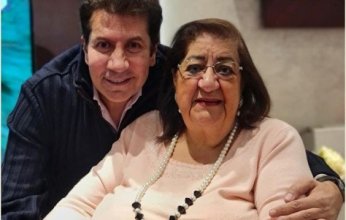 "أحن قلب عليا".. هاني رمزي ينعى والدته بكلمات مؤثرة