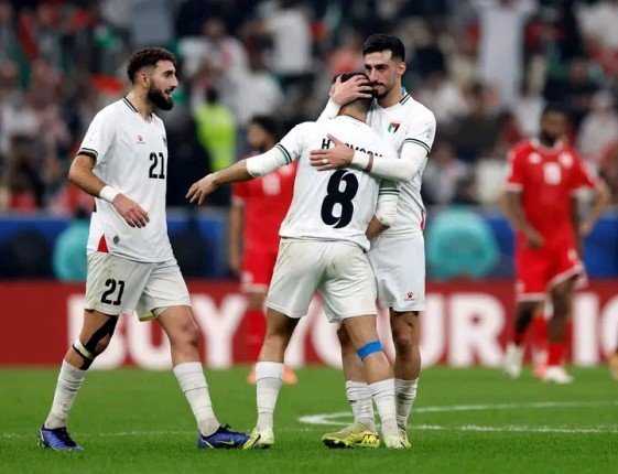 منتخب فلسطين يتعادل مع نظيره التونسي (2 - 2) ضمن كأس العرب لكرة القدم منتخب فلسطين يتعادل مع نظيره التونسي (2 - 2) ضمن كأس العرب لكرة القدم