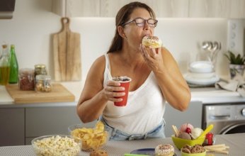 لماذا نُفرط في تناول الطعام؟ أخصائية نفسية تكشف الأسباب الخفية