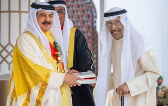 العاهل البحريني يمنح "وسام البحرين" للشاعر الكويتي بدر بورسلي