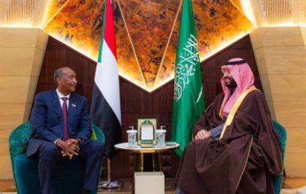 ولي العهد السعودي يستعرض مع البرهان جهود تحقيق الاستقرار بالسودان